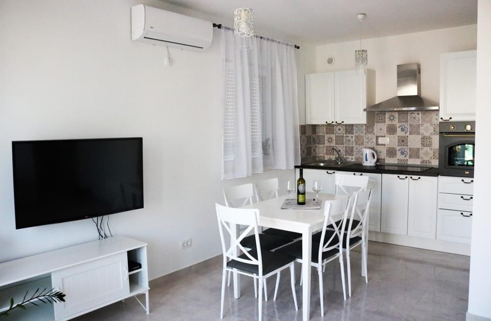 Kitchen or kitchenette, Seating area, Dining area