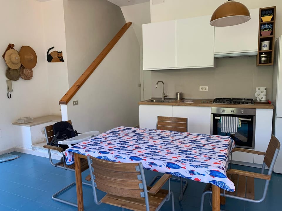 Kitchen or kitchenette, dishwasher, oven