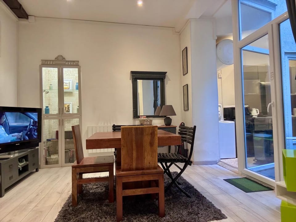 TV and multimedia, Living room, Seating area, Dining area