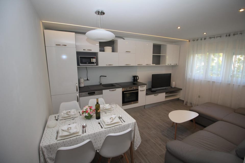 Coffee/tea facilities, Kitchen or kitchenette, Living room, Seating area, Dining area