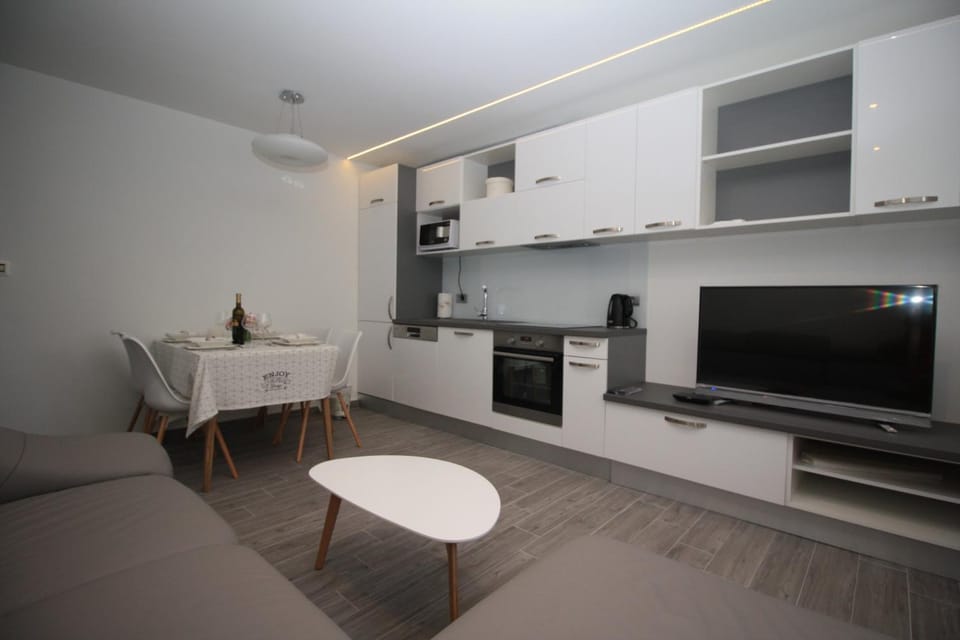 Coffee/tea facilities, Kitchen or kitchenette, Living room, Dining area