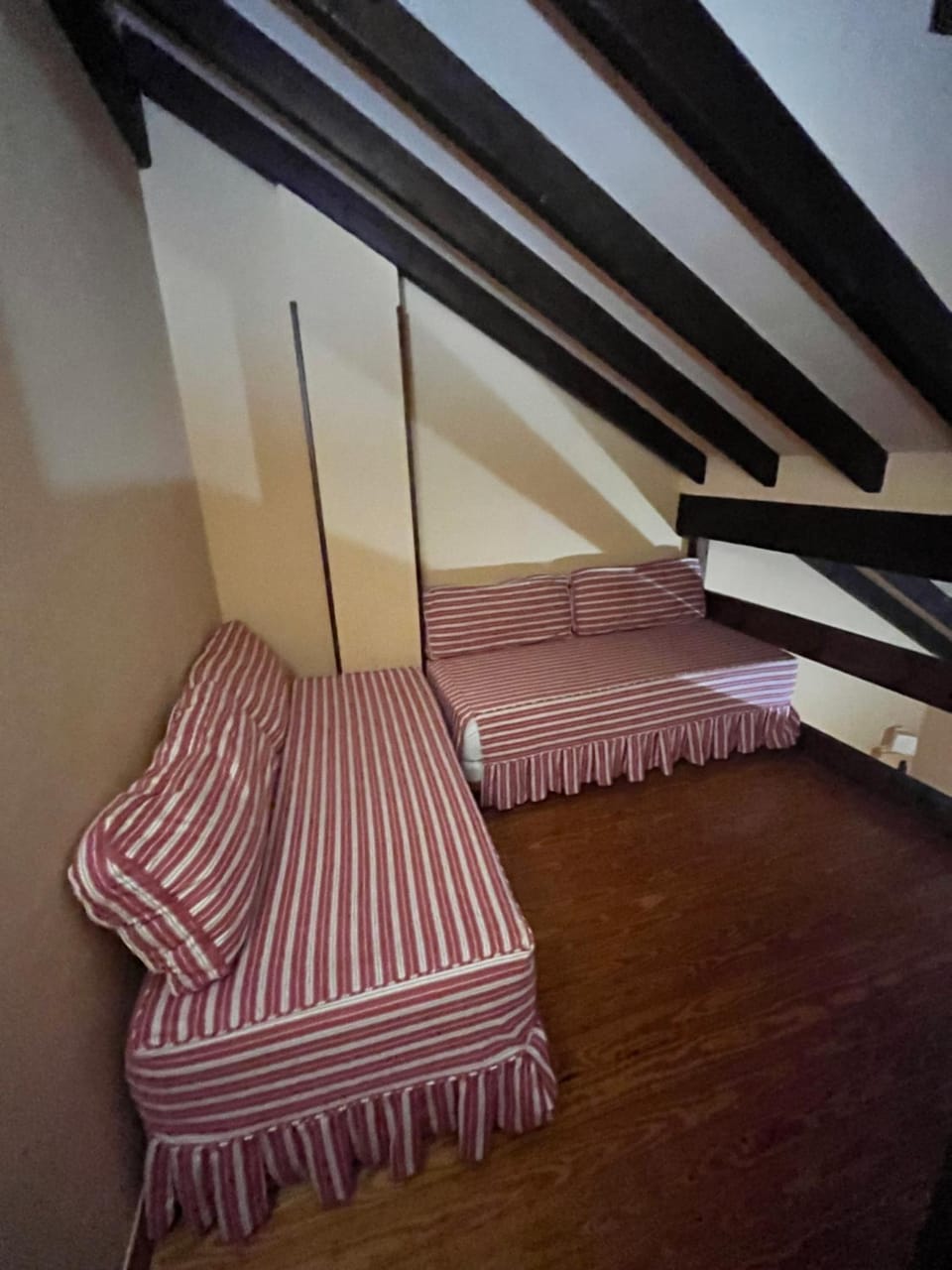Bed, Photo of the whole room, Bedroom, children, young children, older children, Family
