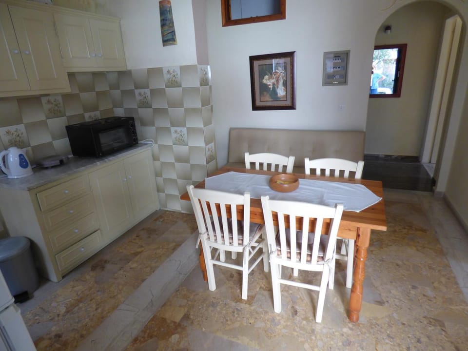 Dining area, kitchen