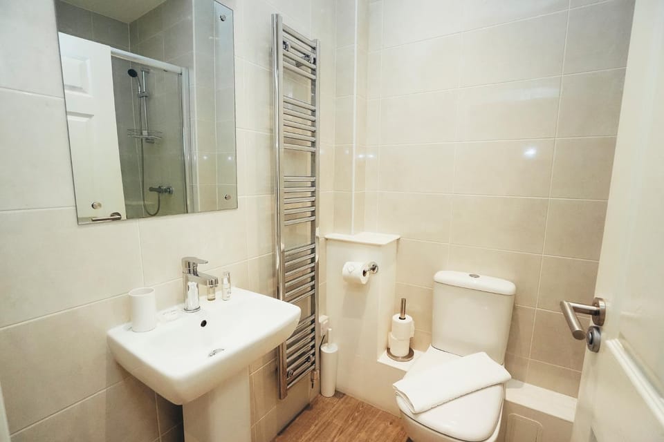 Shower, Toilet, Bathroom, towels