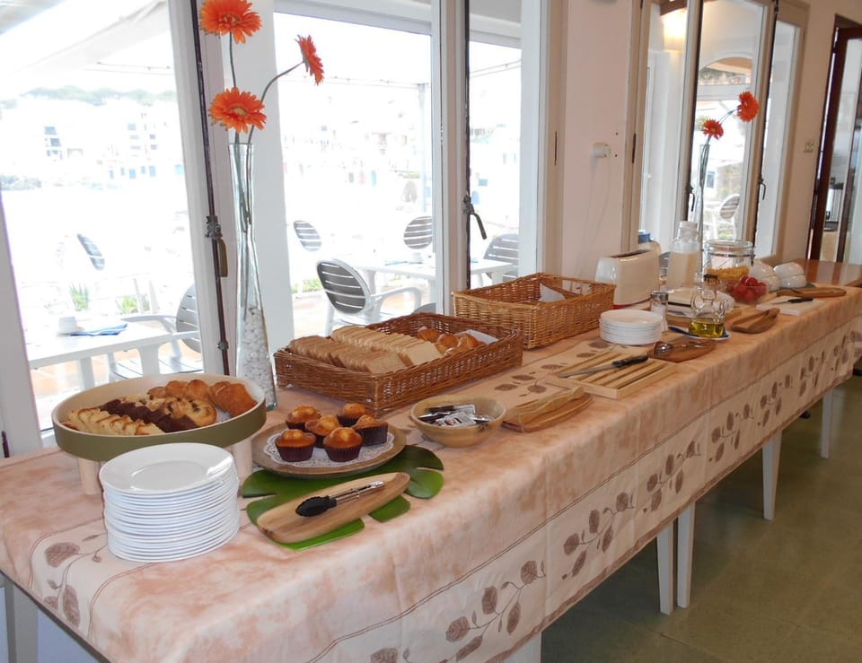 Food and drinks, Breakfast, Continental breakfast, Buffet breakfast