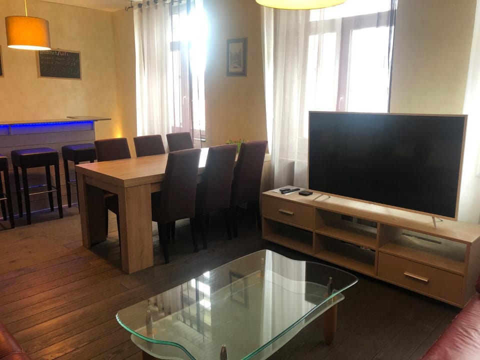 TV and multimedia, Living room, Dining area