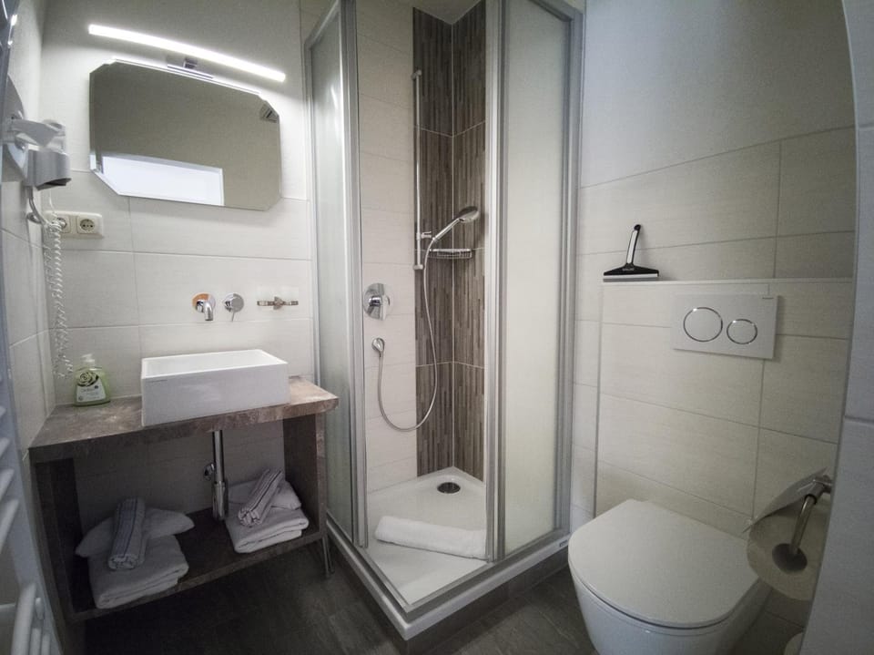 Shower, Toilet, Bathroom, towels