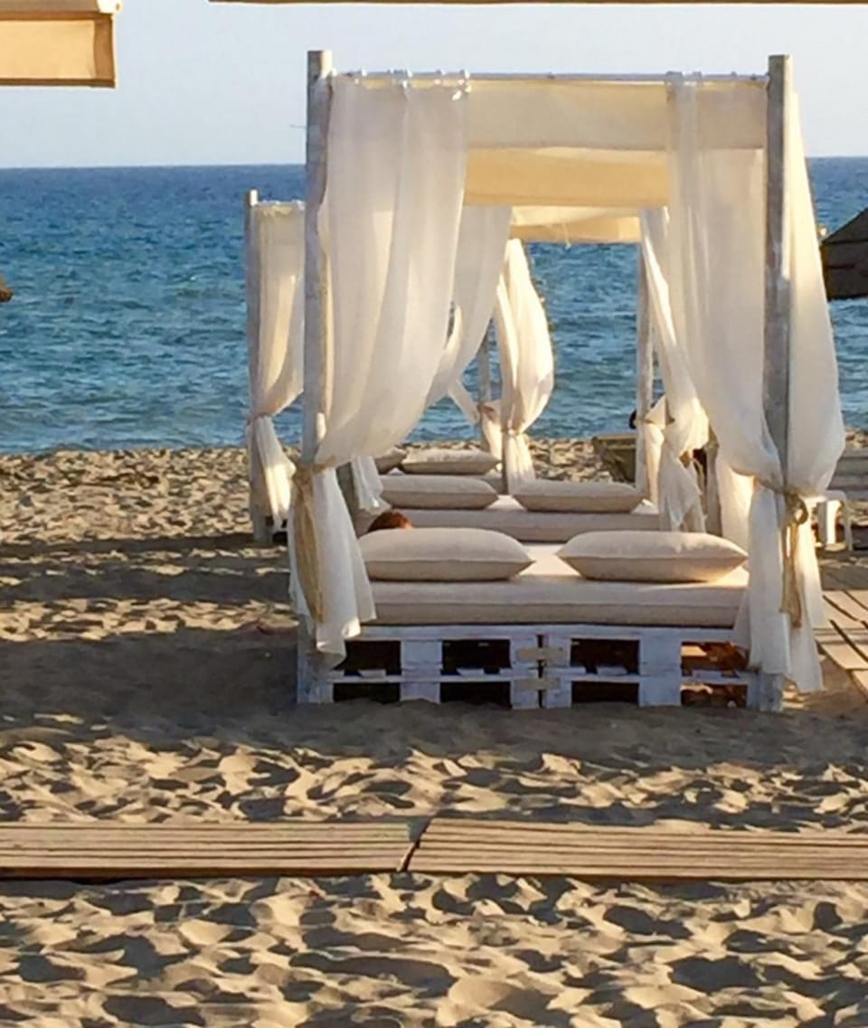 Restaurant/places to eat, Nightclub / DJ, Beach, Windsurfing