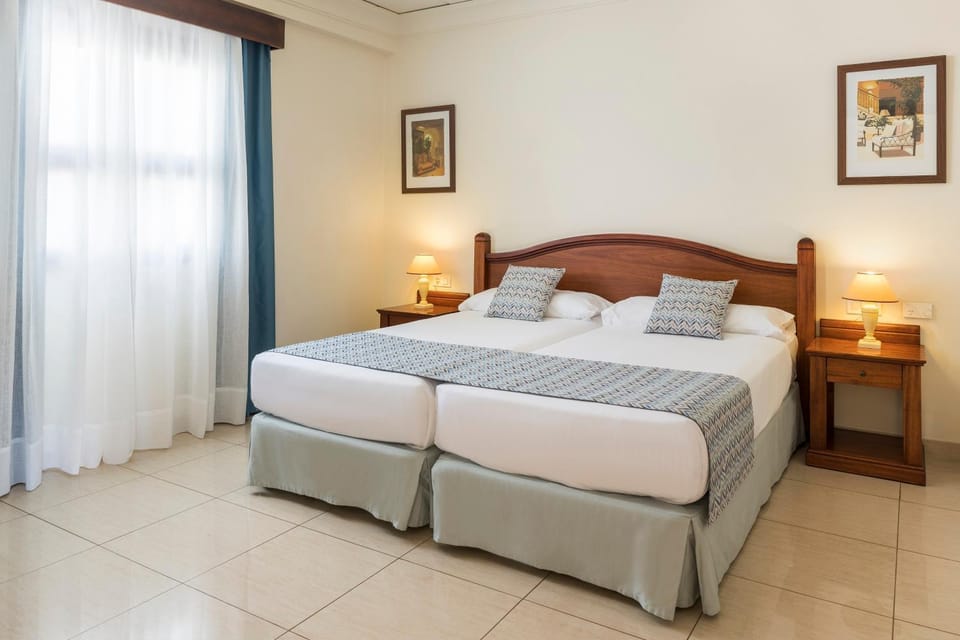 Bed, Photo of the whole room, Decorative detail, Bedroom