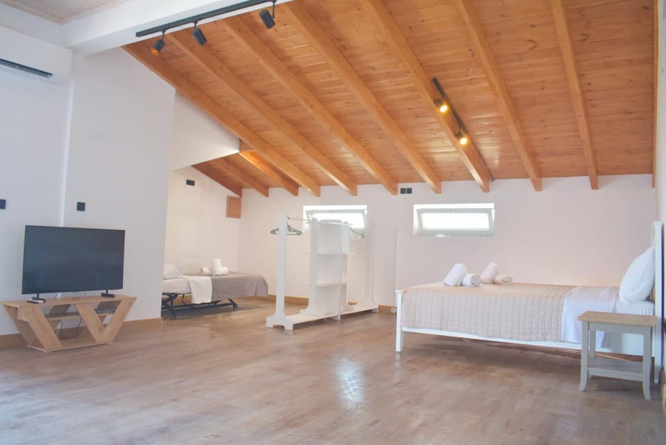 Communal lounge/ TV room, TV and multimedia, Living room, Photo of the whole room, Seating area, Bedroom, air conditioner