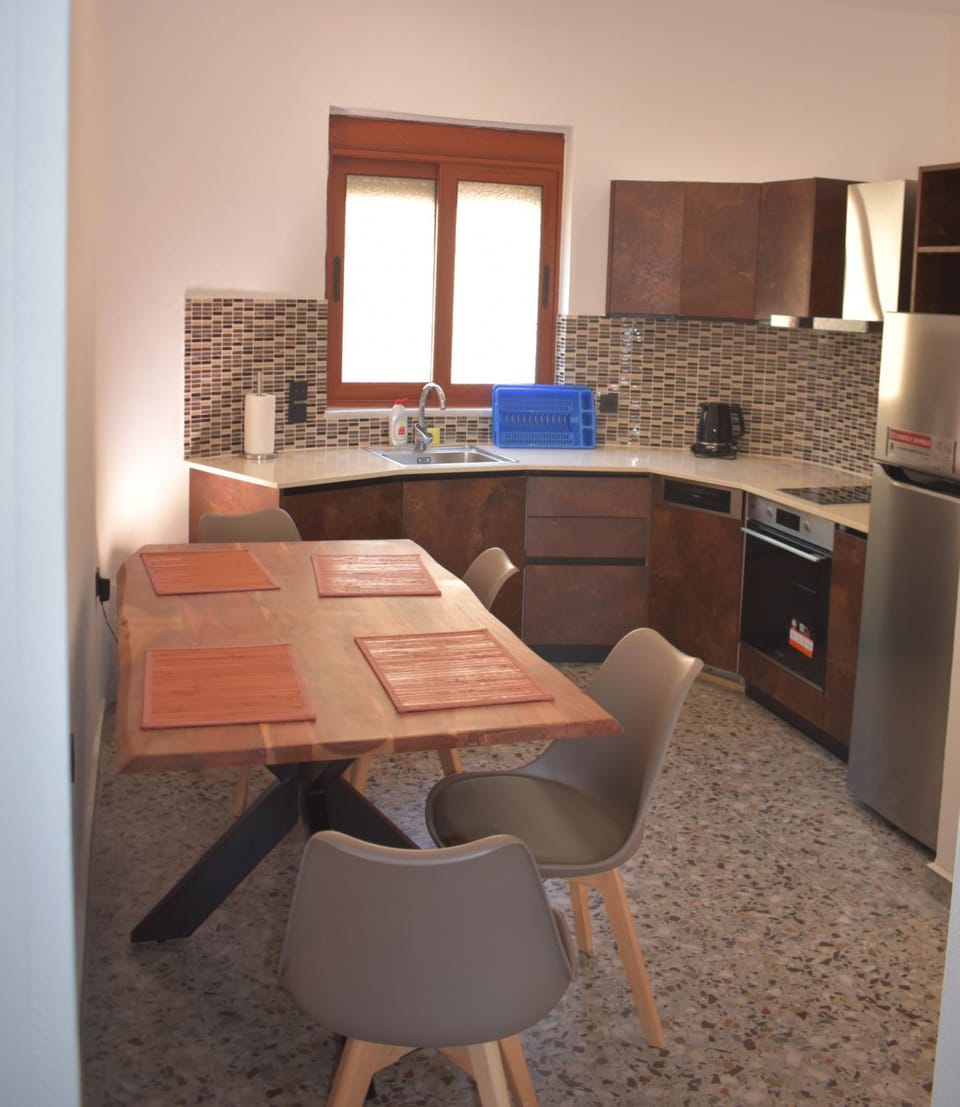 Kitchen or kitchenette, Dining area, pet friendly, stove