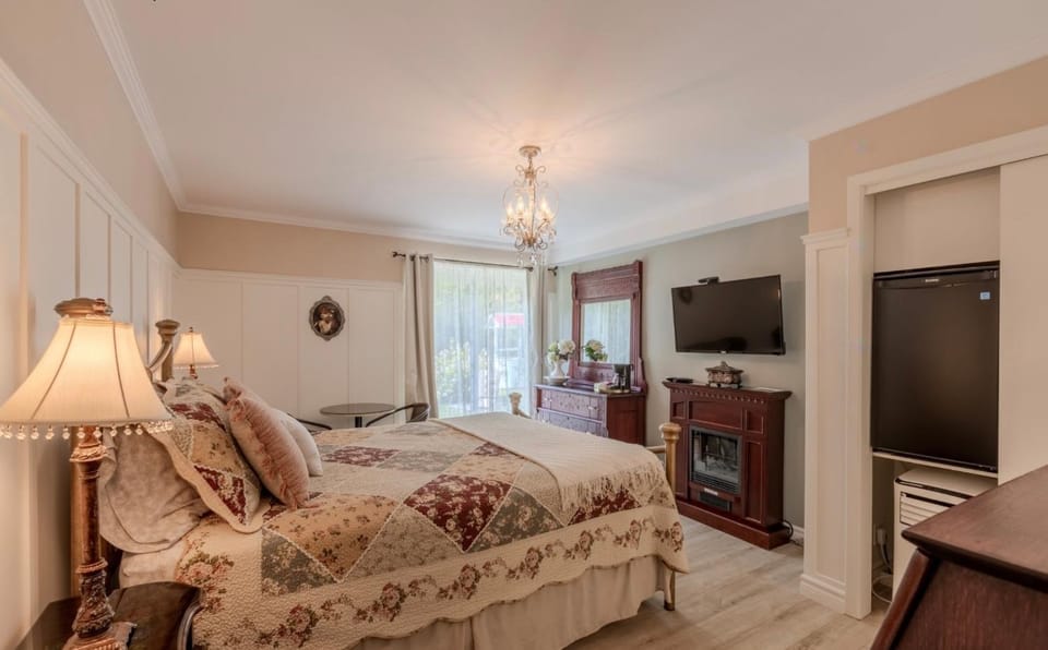 Bed, TV and multimedia, Photo of the whole room