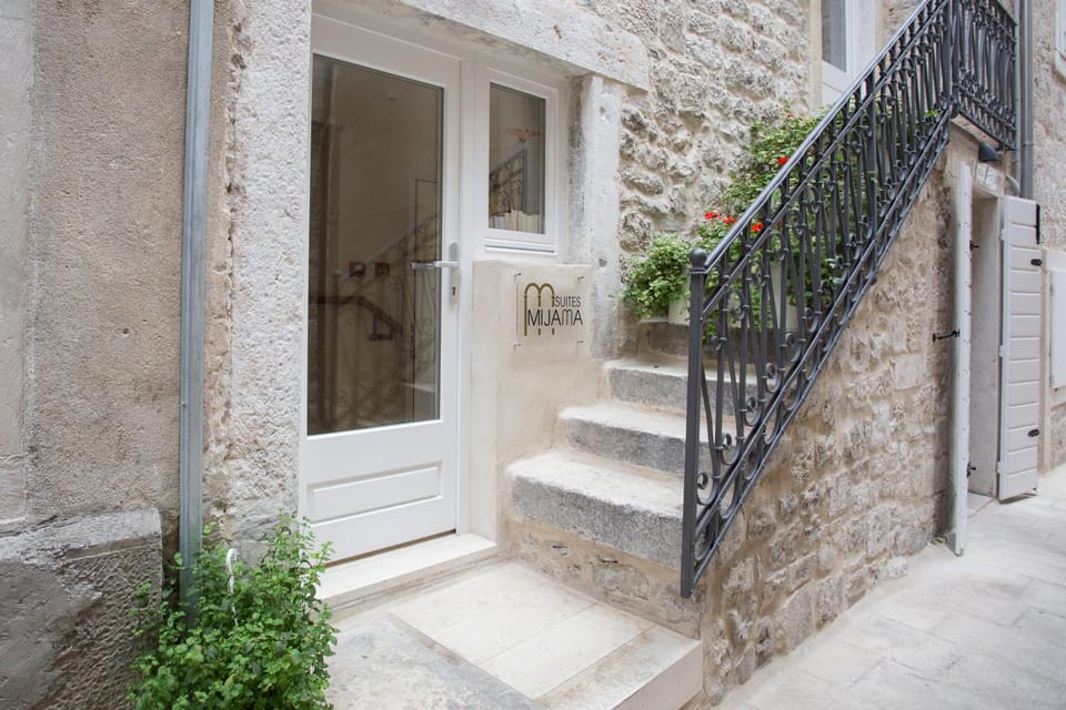 Facade/entrance, Decorative detail