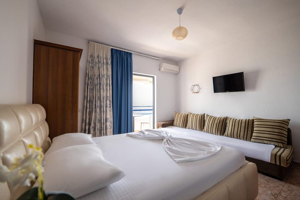 Bed, TV and multimedia, Photo of the whole room, Bedroom