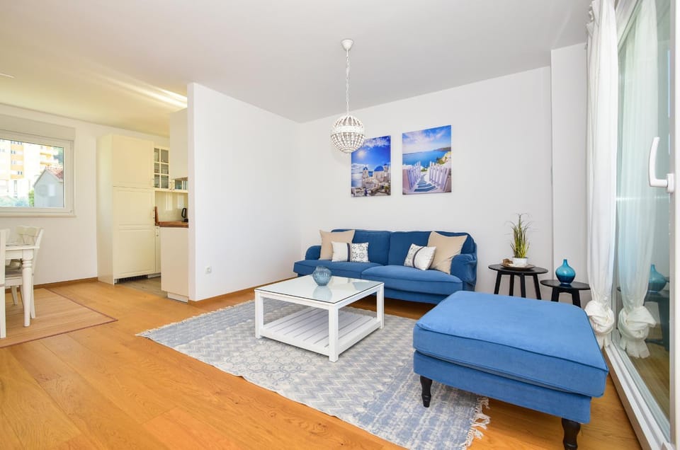 TV and multimedia, Coffee/tea facilities, Balcony/Terrace, Kitchen or kitchenette, Living room, Seating area, Dining area