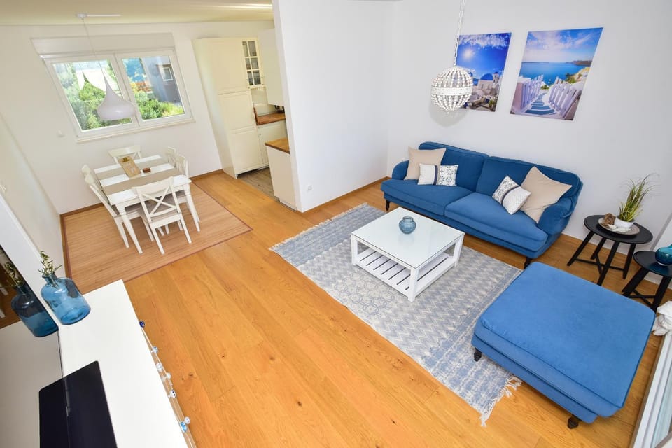 TV and multimedia, Coffee/tea facilities, Kitchen or kitchenette, Living room, Seating area, Dining area