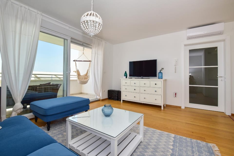 TV and multimedia, Balcony/Terrace, Living room, Seating area