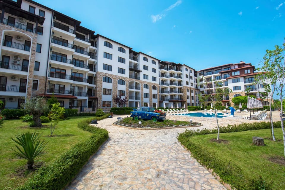 Garden, Area and facilities, Swimming pool