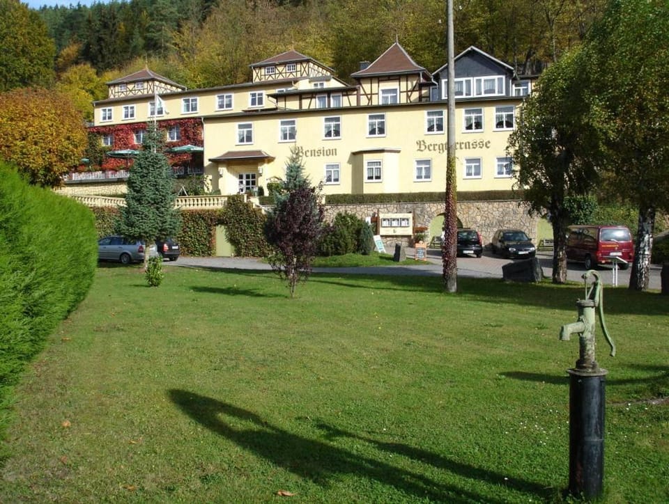 Property building, Facade/entrance, Garden view, Parking