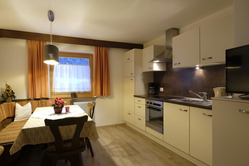 Kitchen or kitchenette, Dining area, stove