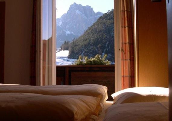 Photo of the whole room, Mountain view