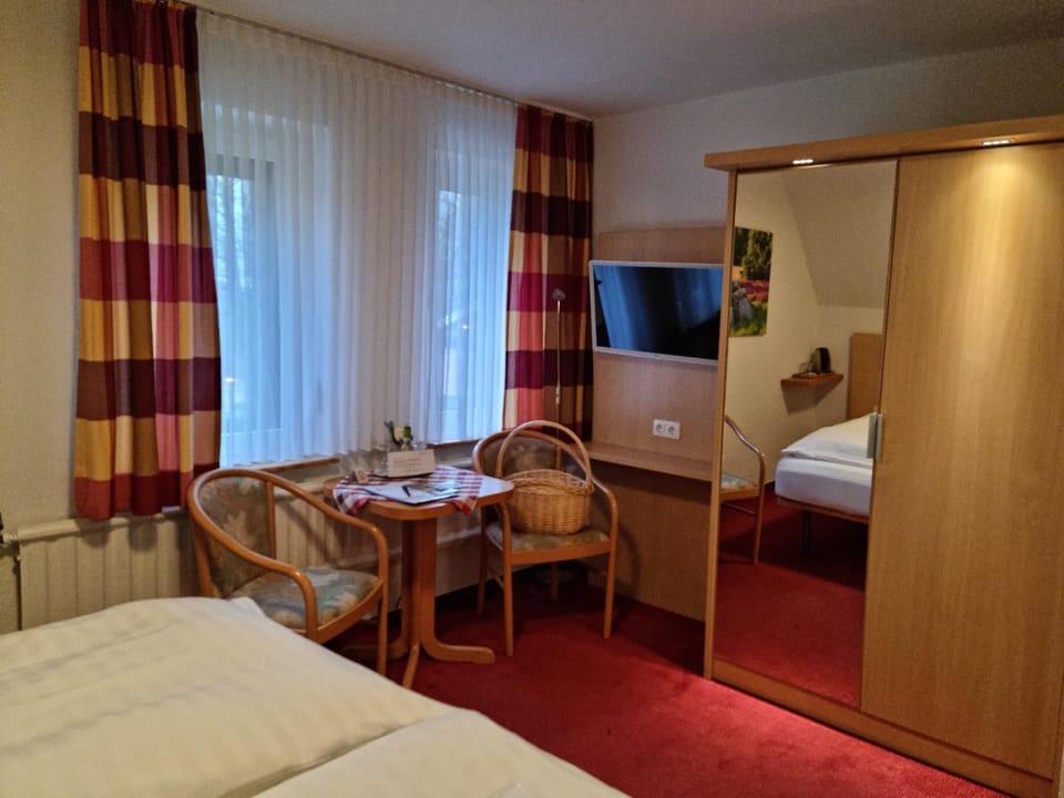 Bed, TV and multimedia, Photo of the whole room, Seating area, wardrobe