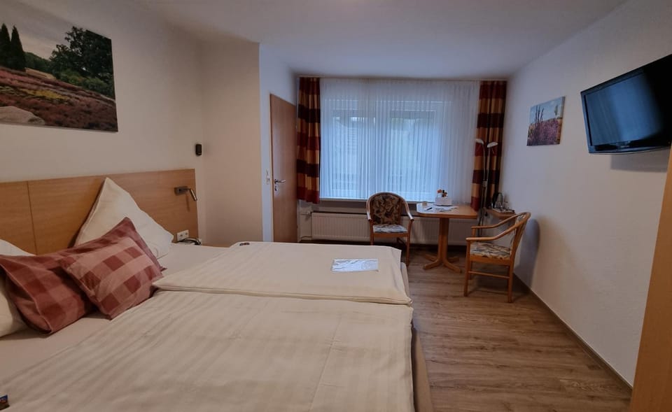 Bed, TV and multimedia, Photo of the whole room, Seating area, Bedroom
