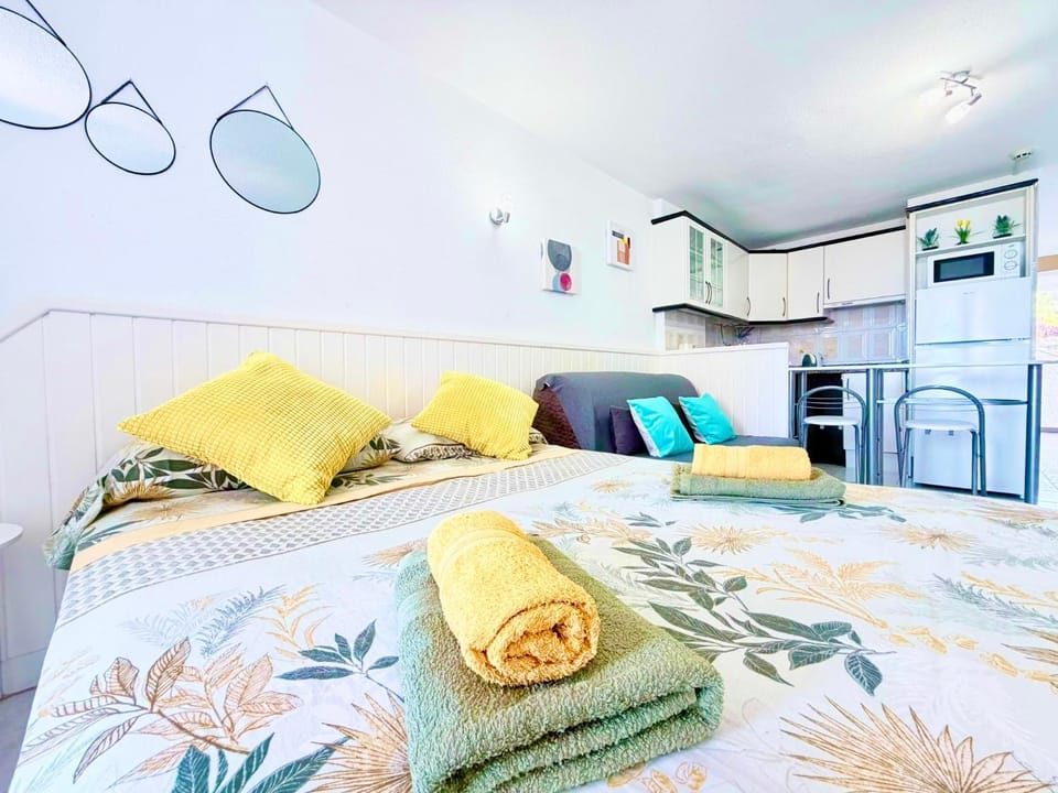 Bed, Kitchen or kitchenette