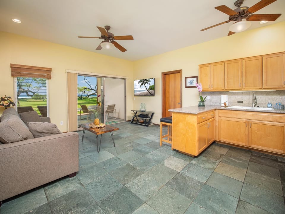Kitchen or kitchenette, Living room