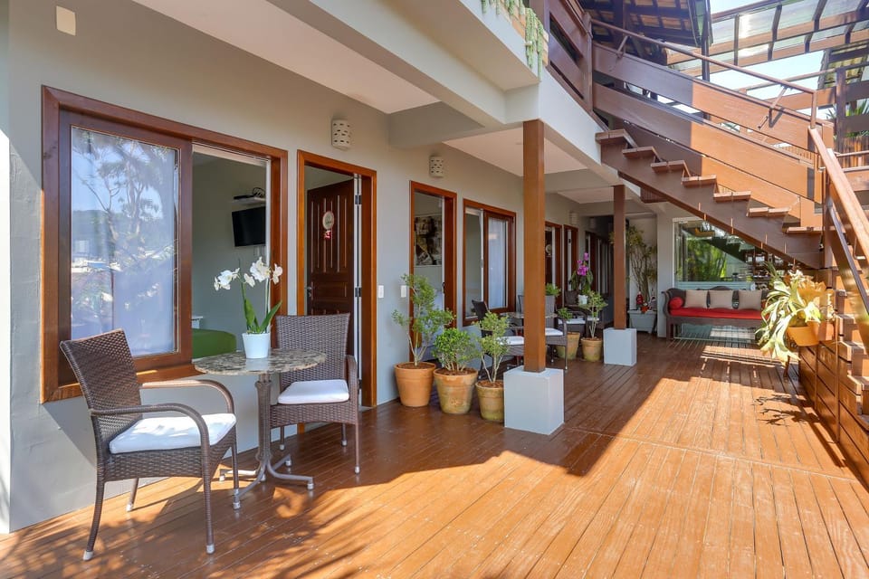 Patio, Day, Inner courtyard view