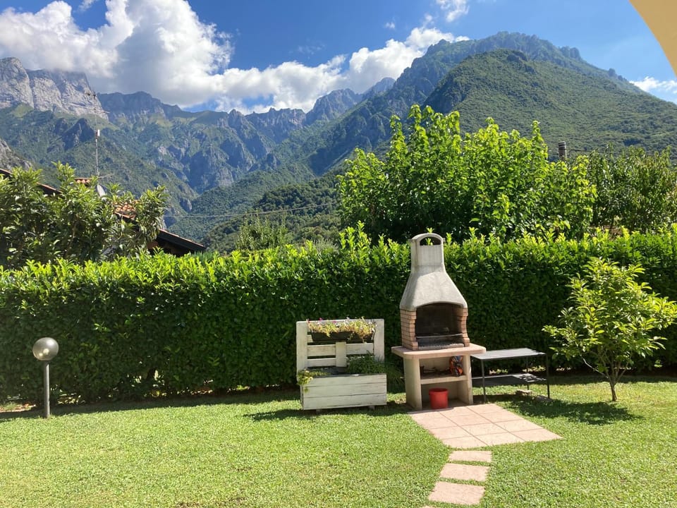 Villa Sasso Cavallo House in Mandello del Lario