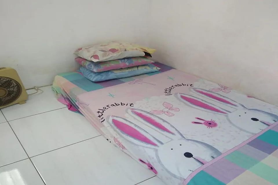 Photo of the whole room, Bedroom, towels
