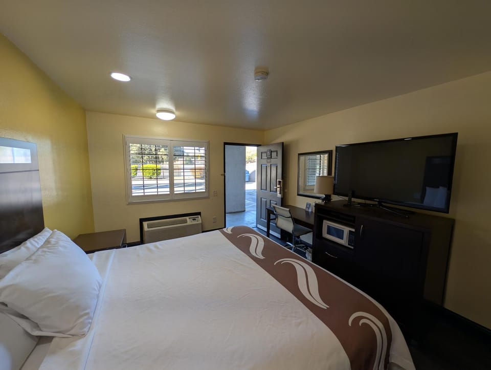 Bed, TV and multimedia, Photo of the whole room