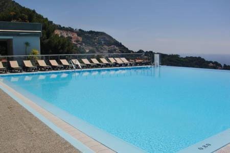 Appt 5 personnes vue mer piscine Costa Plana Cap d'Ail Monaco Apartment in Cap-d'Ail