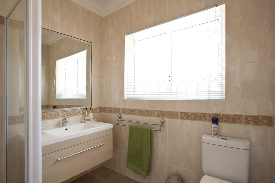 Somerset West Self Catering Vacation Rental - Experience the Best of Cape Town - Wine, Golf, Sea Apartment in Cape Town