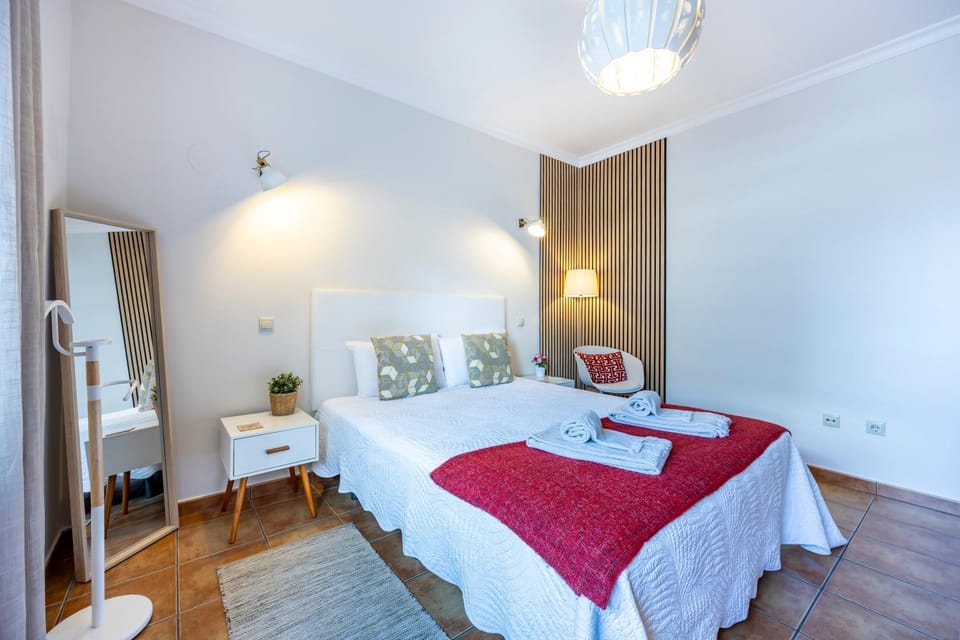 Bed, Photo of the whole room, Bedroom, towels