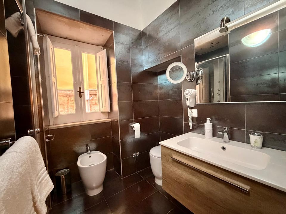 Shower, Toilet, Bathroom, towels