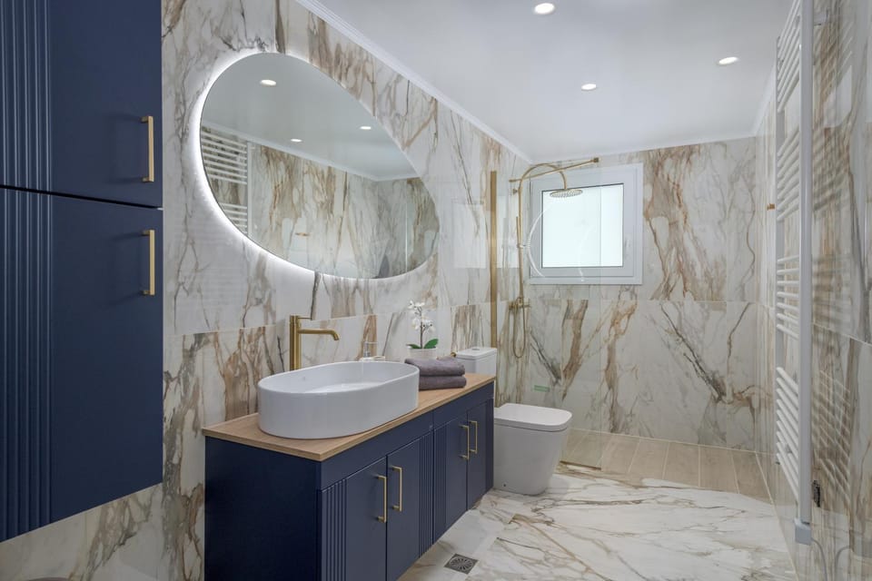 Shower, Toilet, towels