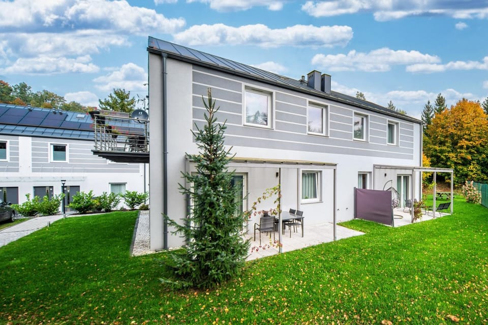 Property building, Spring, Day, Neighbourhood, Natural landscape, Garden, Garden view, Street view