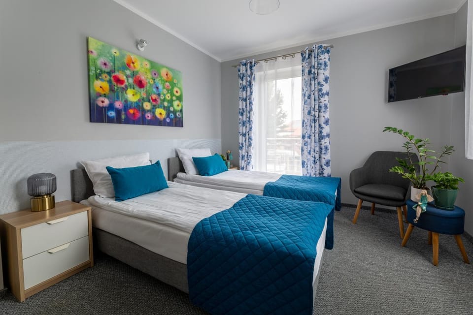 Bed, TV and multimedia, Living room, Photo of the whole room, Seating area, Evening entertainment, Bedroom