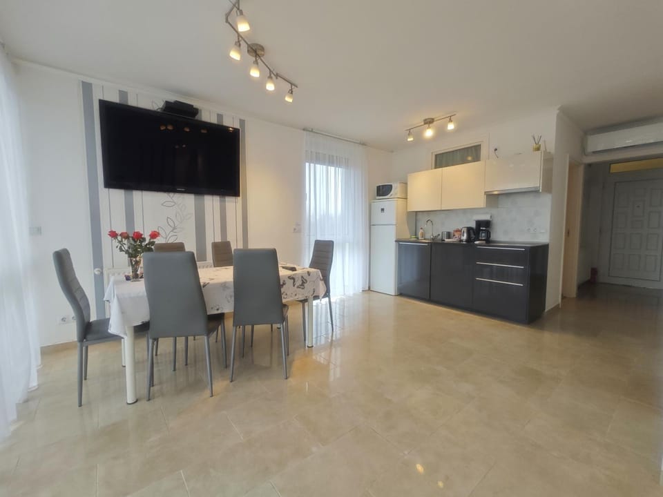 Kitchen or kitchenette, Living room, Dining area