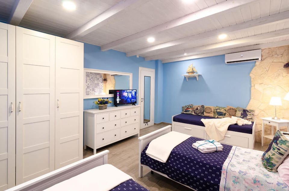 Bed, TV and multimedia, Photo of the whole room, Bedroom