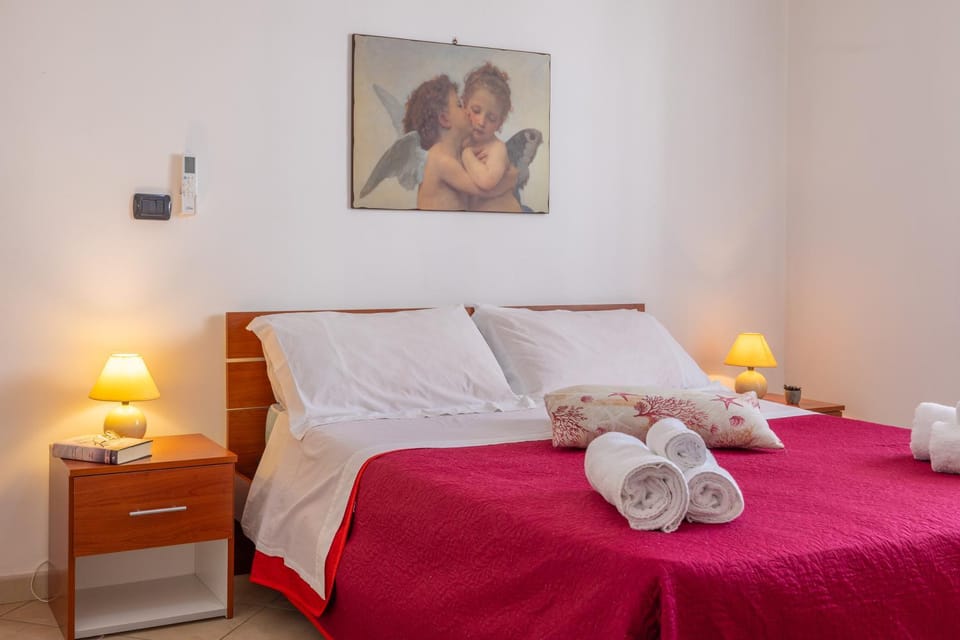 Bed, Photo of the whole room, Bedroom, towels