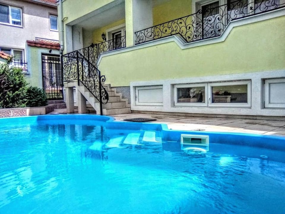 Swimming pool, Swimming pool