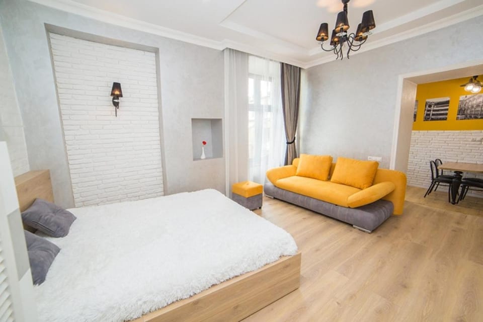 Miskevycha Square Apartment- 2 minutes to the Opera House and Market Square Apartment in Lviv