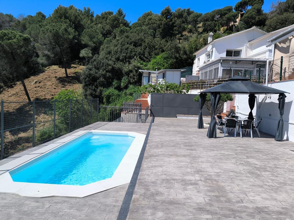 Property building, Balcony/Terrace, Mountain view, Swimming pool