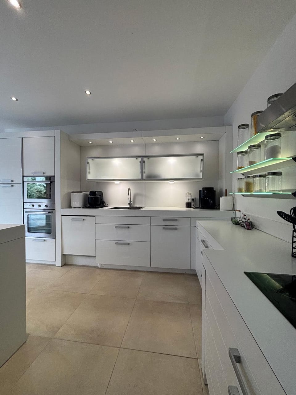 Kitchen or kitchenette, dishwasher, stove