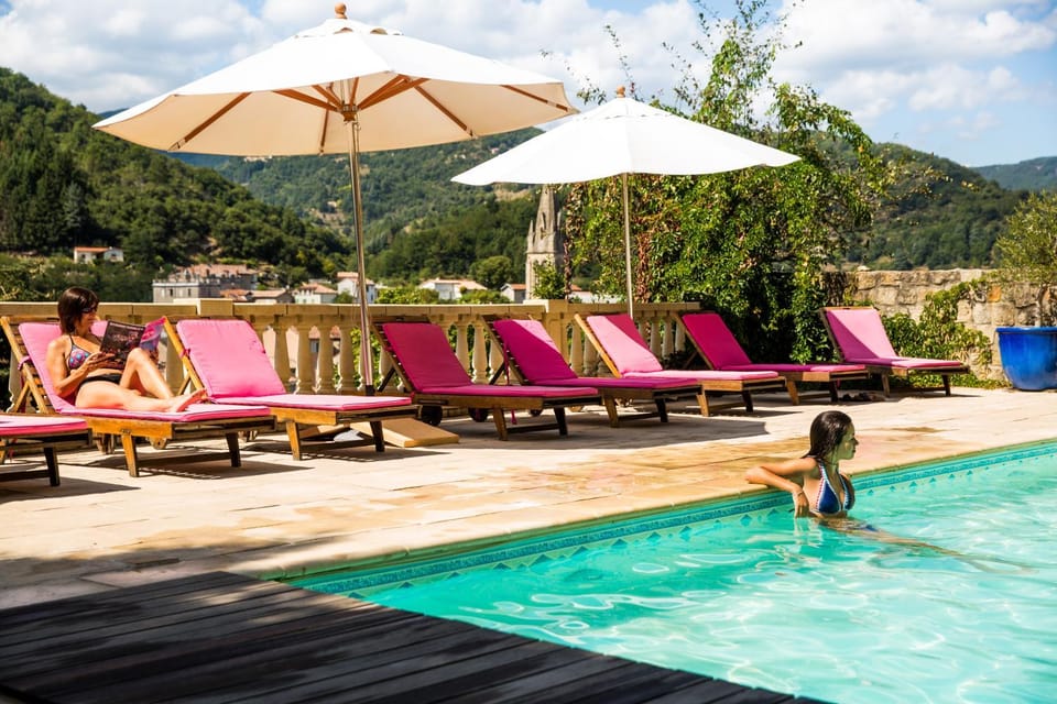 Day, People, Natural landscape, Mountain view, Pool view, Swimming pool, group of guests, sunbed