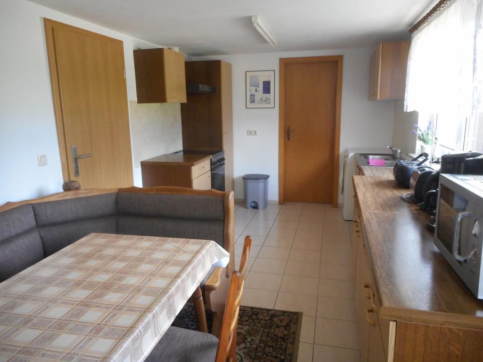 Coffee/tea facilities, Kitchen or kitchenette, Dining area