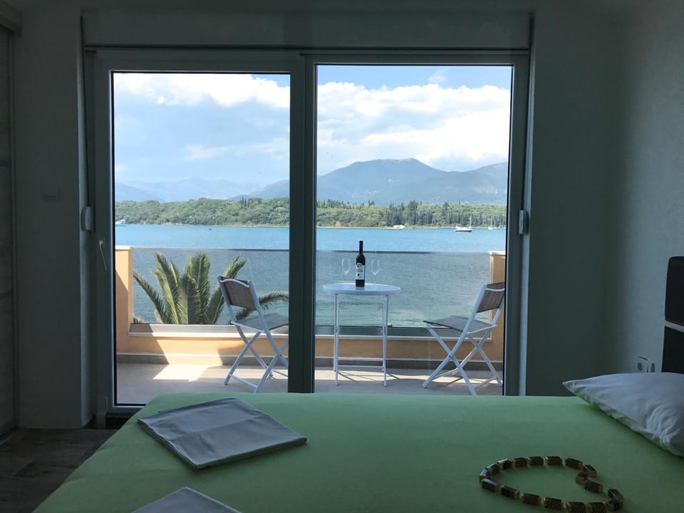 Bed, Balcony/Terrace, Bedroom, Sea view